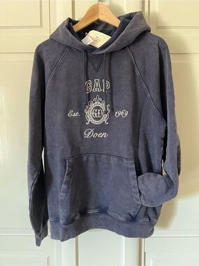 GAP x Doen Unisex Pullover Hoodie in Washed Navy Blue